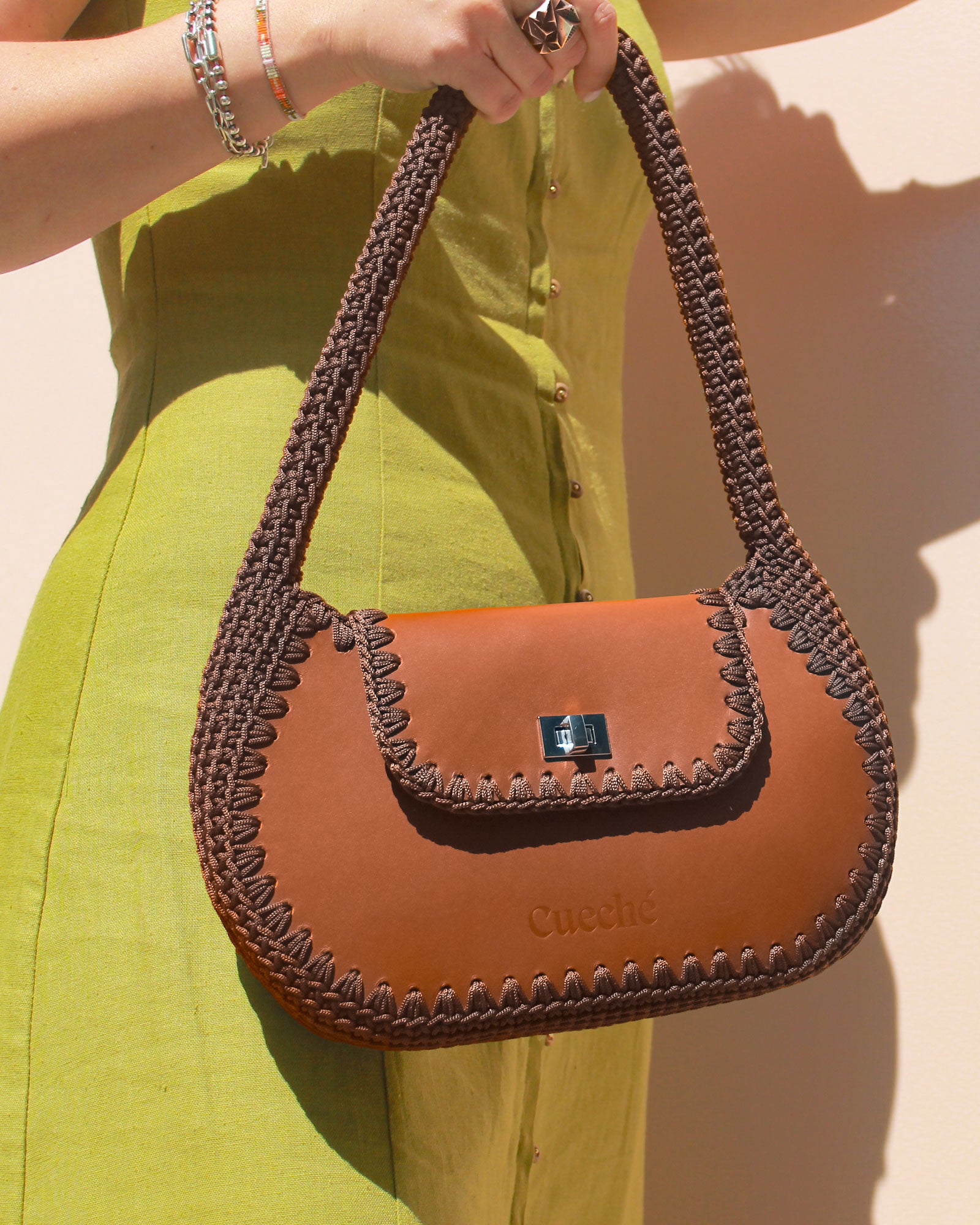 Bolso hobo mediano Daria en color marrón, artesanal, de cuero y crochet hecho a mano por Cueché