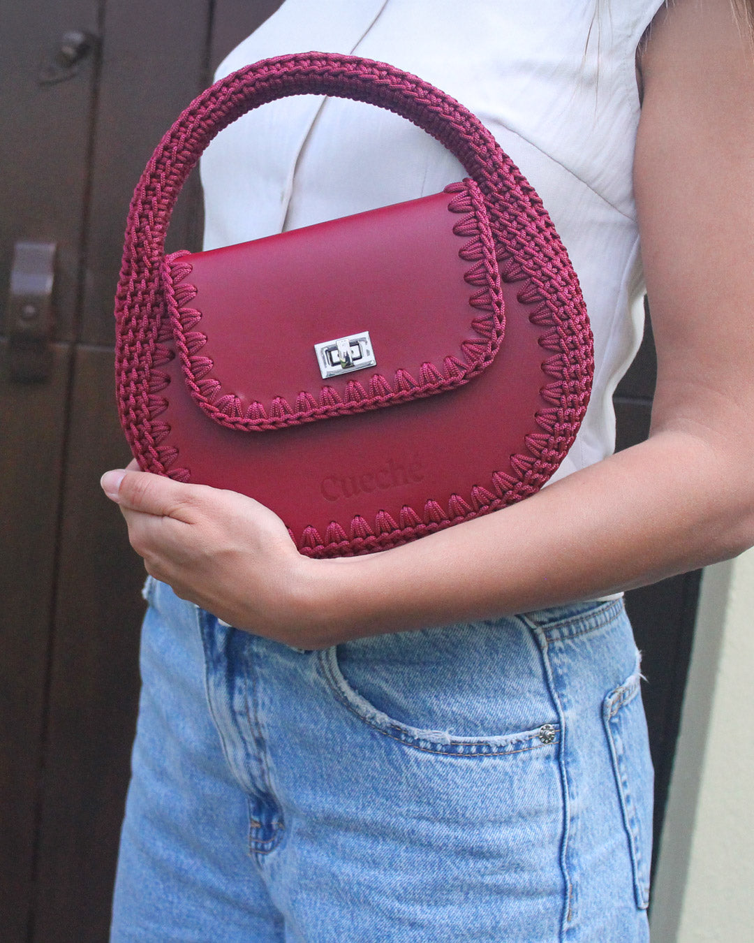 Bolso hobo pequeño Daria en color burdeos, artesanal, de cuero y crochet hecho a mano por Cueché