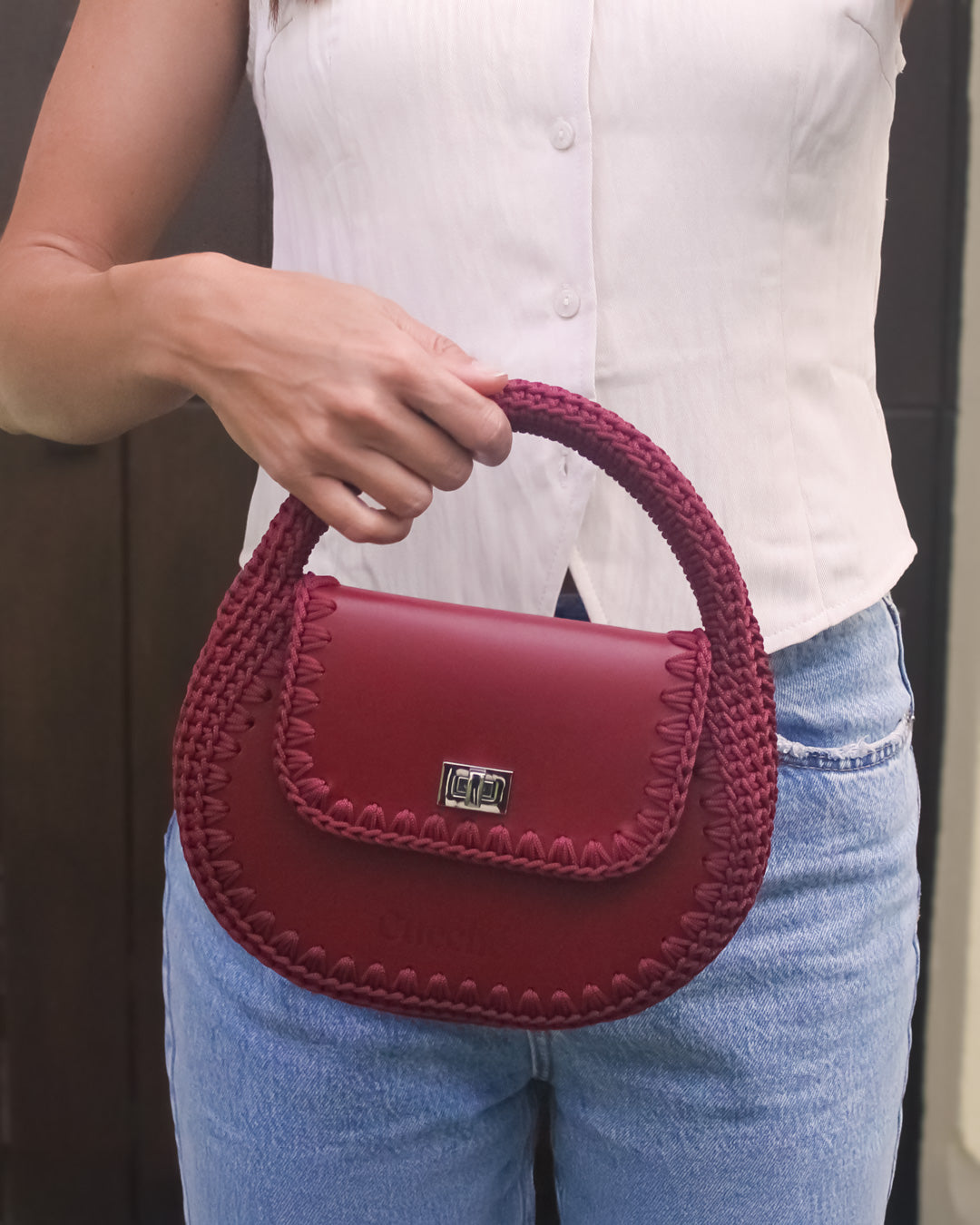 Bolso hobo pequeño Daria en color burdeos, artesanal, de cuero y crochet hecho a mano por Cueché