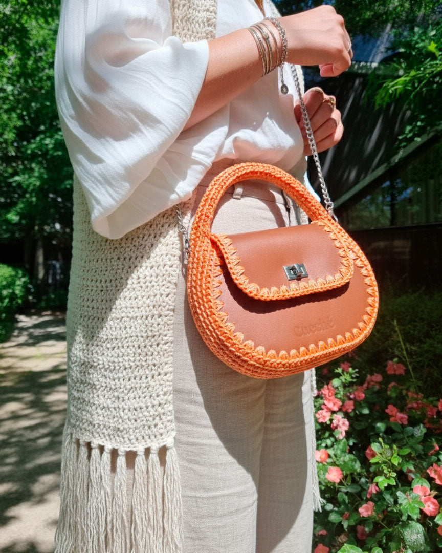 Bolso hobo pequeño Daria en color marrón, artesanal, de cuero y crochet hecho a mano por Cueché