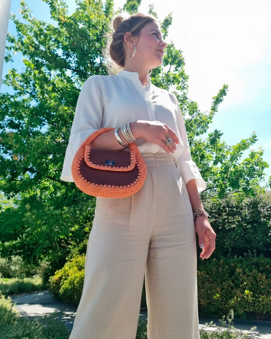 Bolso hobo pequeño Daria en color marrón, artesanal, de cuero y crochet hecho a mano por Cueché