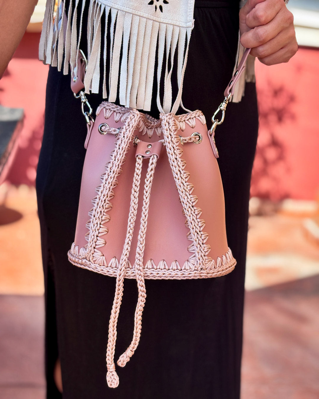 Bolso bombonera mediano artesanal Olga M rosa de cuero y crochet - Hecho a mano por Cueché