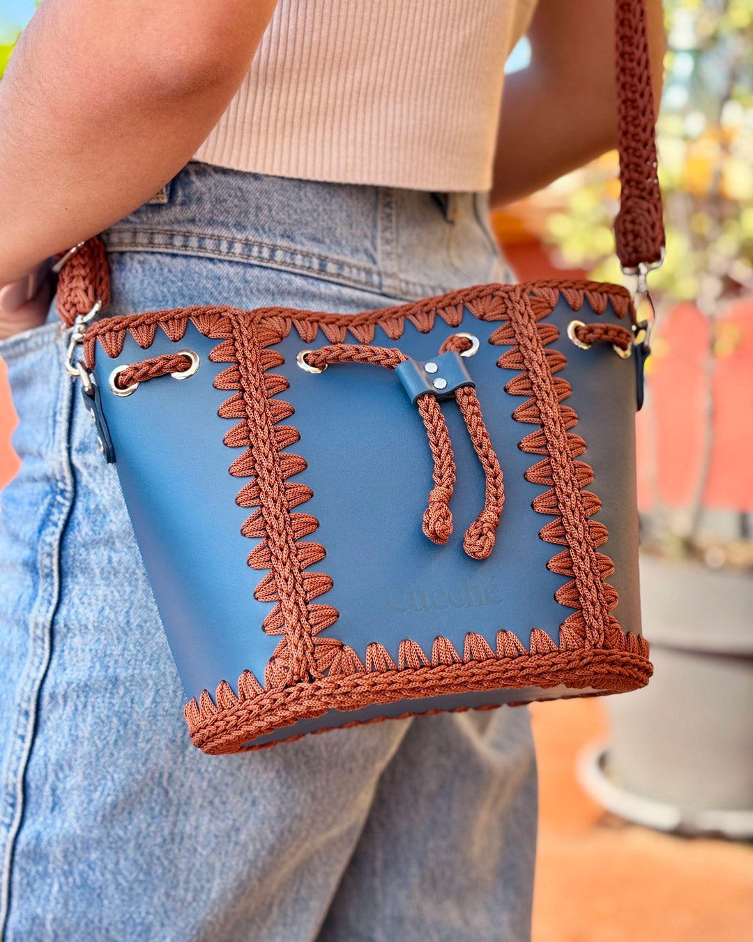 Bolso bombonera mediano artesanal Olga M azul y marrón de cuero y crochet - Hecho a mano por Cueché