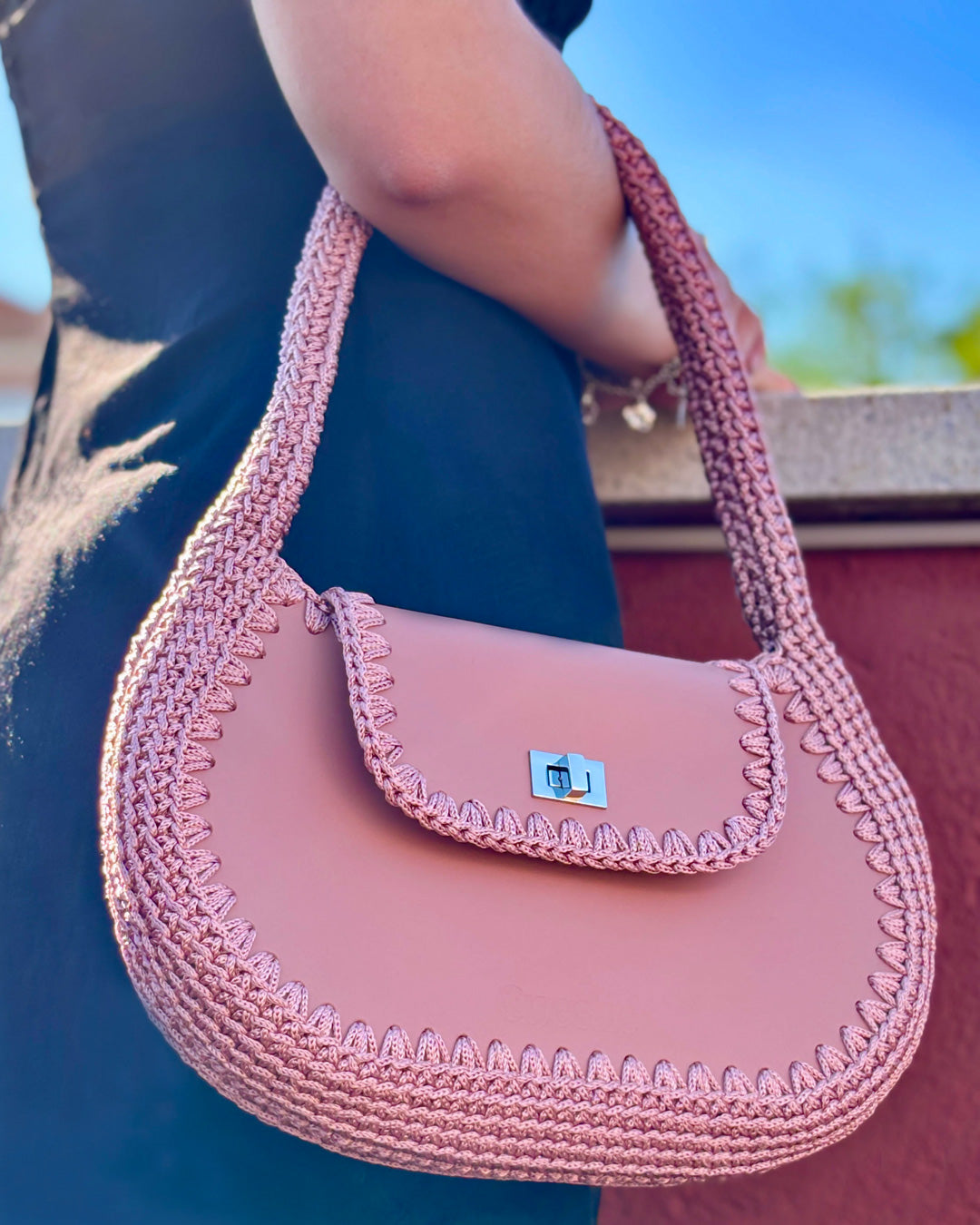 Bolso hobo mediano Daria en color rosa, artesanal, de cuero y crochet hecho a mano por Cueché