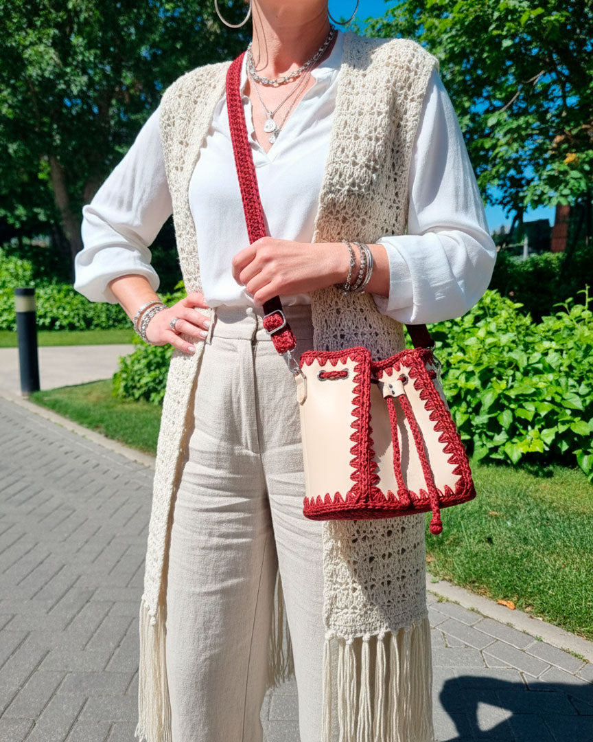 Bolso bombonera mediano artesanal Olga M beige y granate de cuero y crochet - Hecho a mano por Cueché