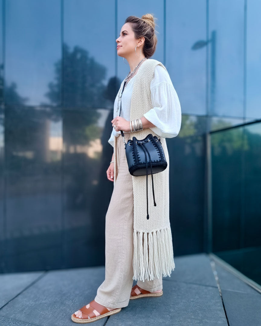 Bolso bombonera mediano artesanal Olga M negro de cuero y crochet - Hecho a mano por Cueché