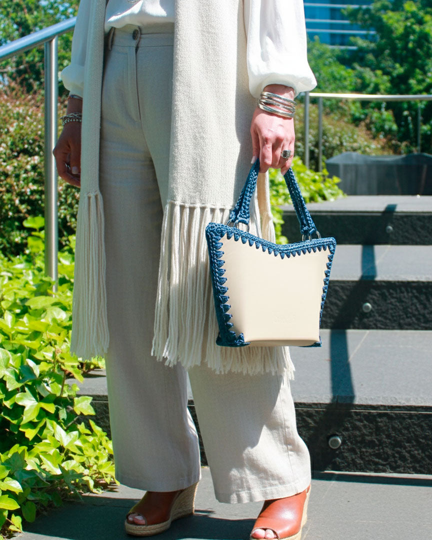 Bolso shopper pequeño artesanal Tatyana S beige y azul de cuero y crochet - Hecho a mano por Cueché