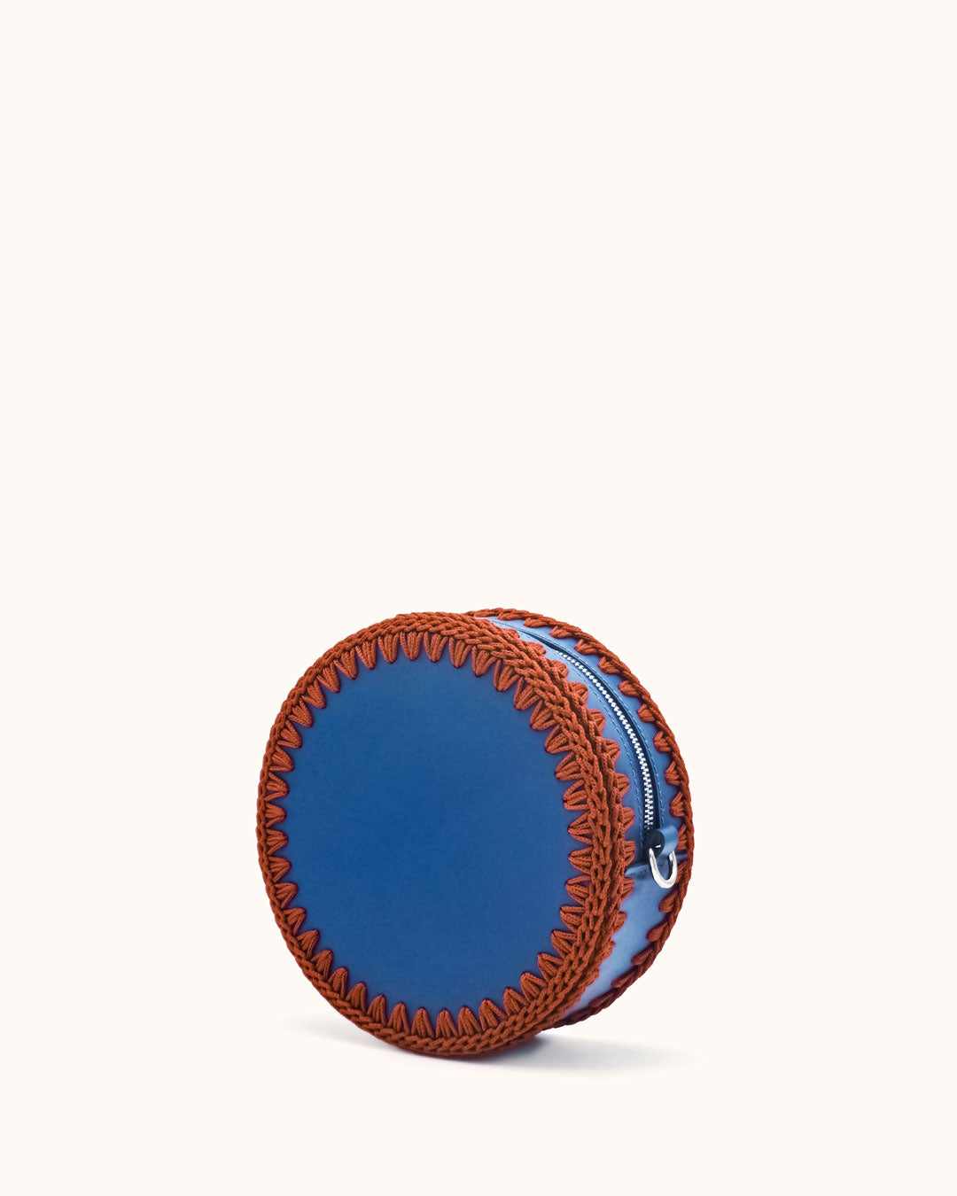 Bolso redondo pequeño artesanal azul de cuero y crochet hecho a mano por Cueché