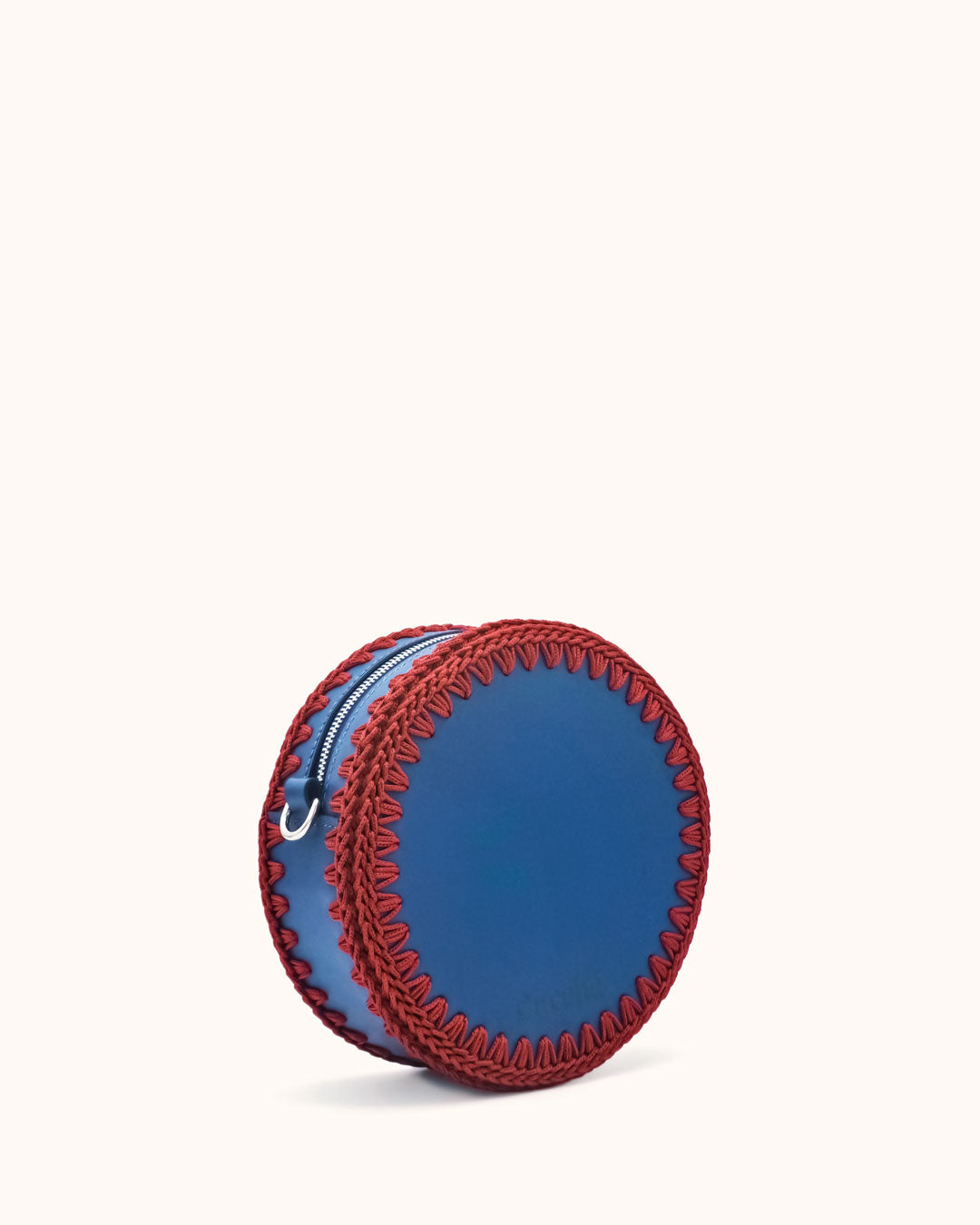 Bolso redondo pequeño artesanal azul de cuero y crochet hecho a mano por Cueché