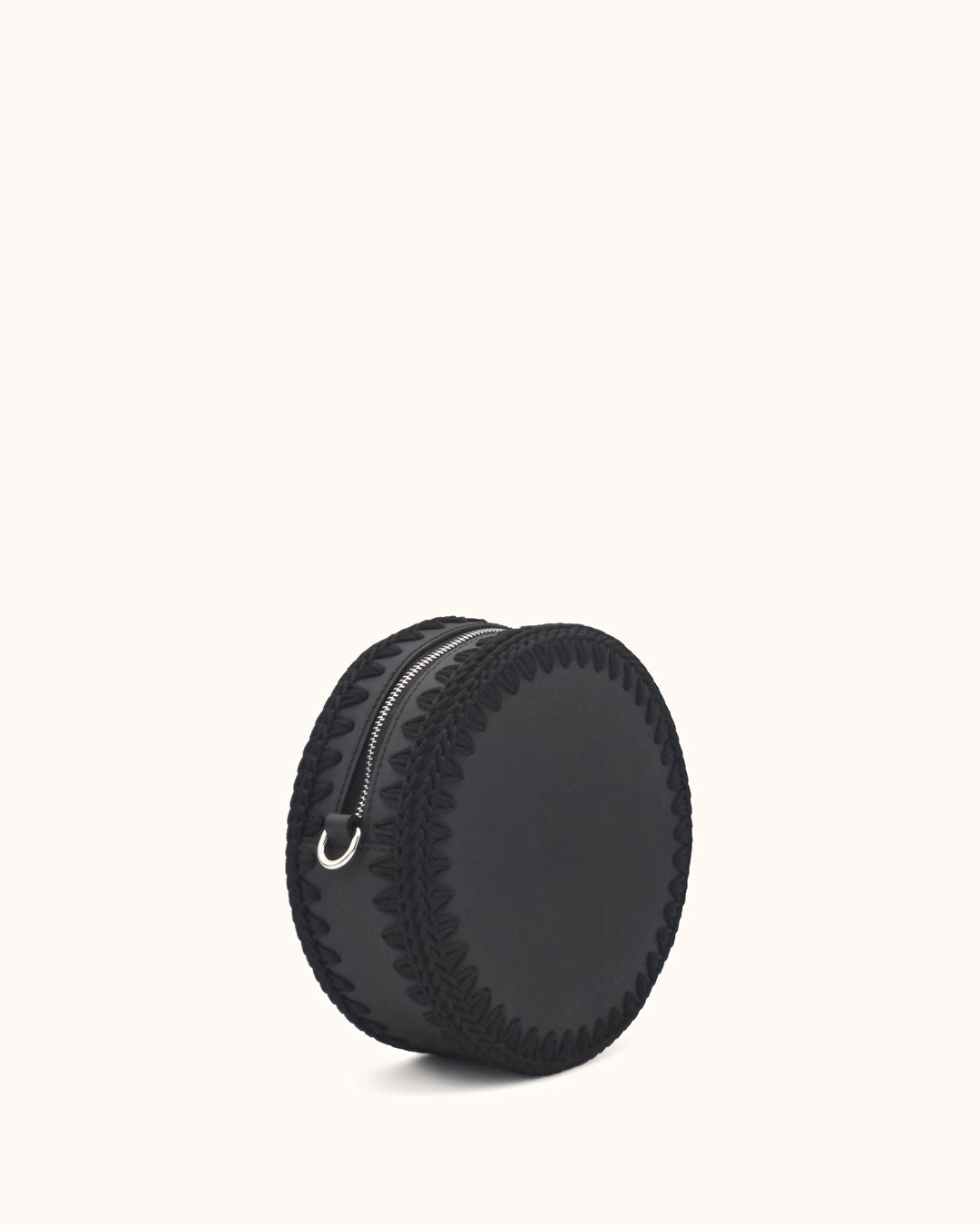 Bolso redondo pequeño artesanal negro de cuero y crochet hecho a mano por Cueché