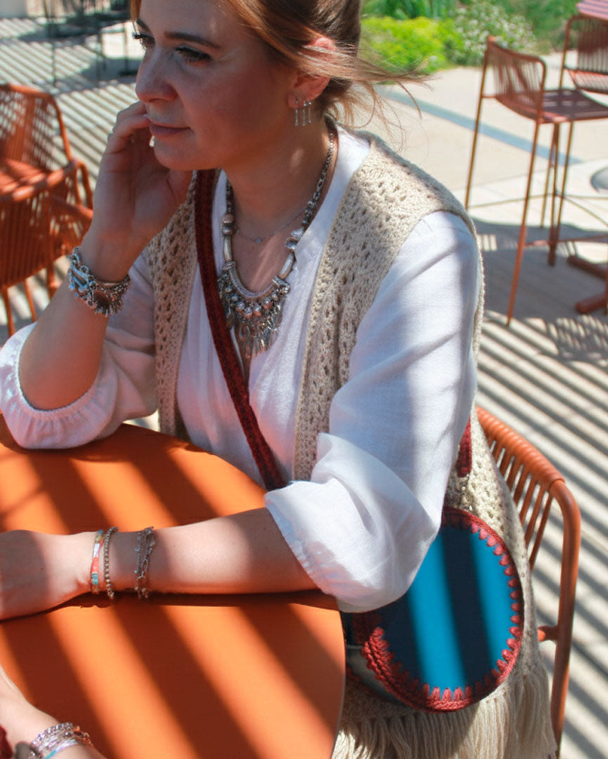 Bolso redondo pequeño artesanal azul de cuero y crochet hecho a mano por Cueché