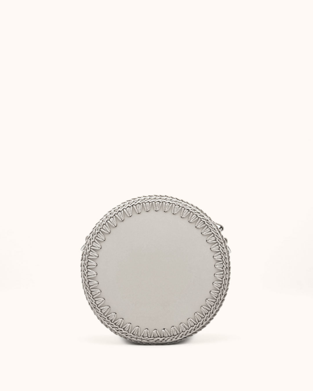 Bolso redondo pequeño artesanal gris perla de cuero y crochet hecho a mano por Cueché