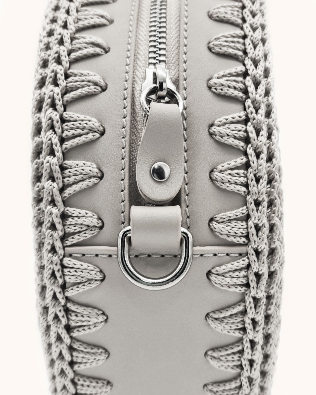 Bolso redondo pequeño artesanal gris perla de cuero y crochet hecho a mano por Cueché