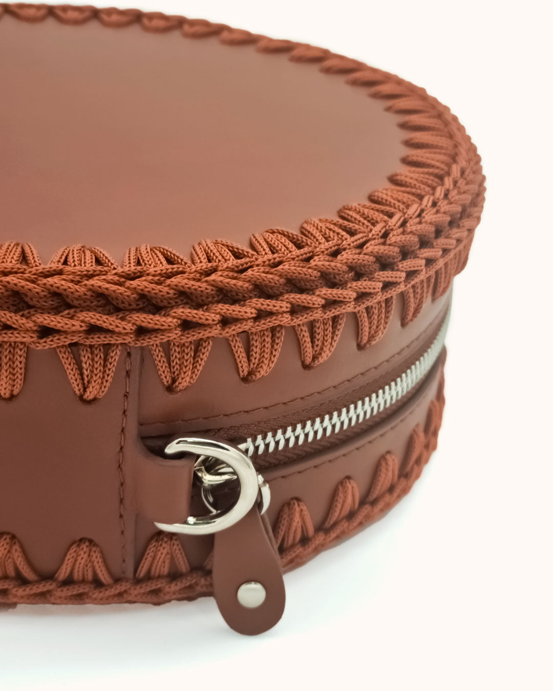 Bolso redondo pequeño artesanal marrón de cuero y crochet hecho a mano por Cueché