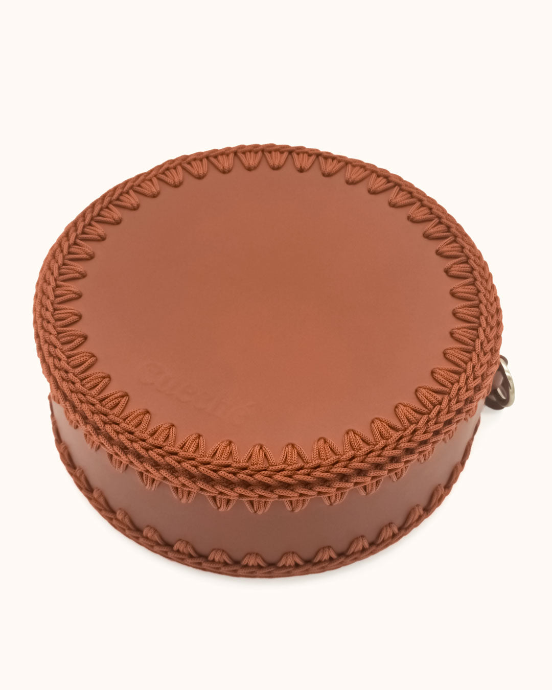 Bolso redondo pequeño artesanal marrón de cuero y crochet hecho a mano por Cueché