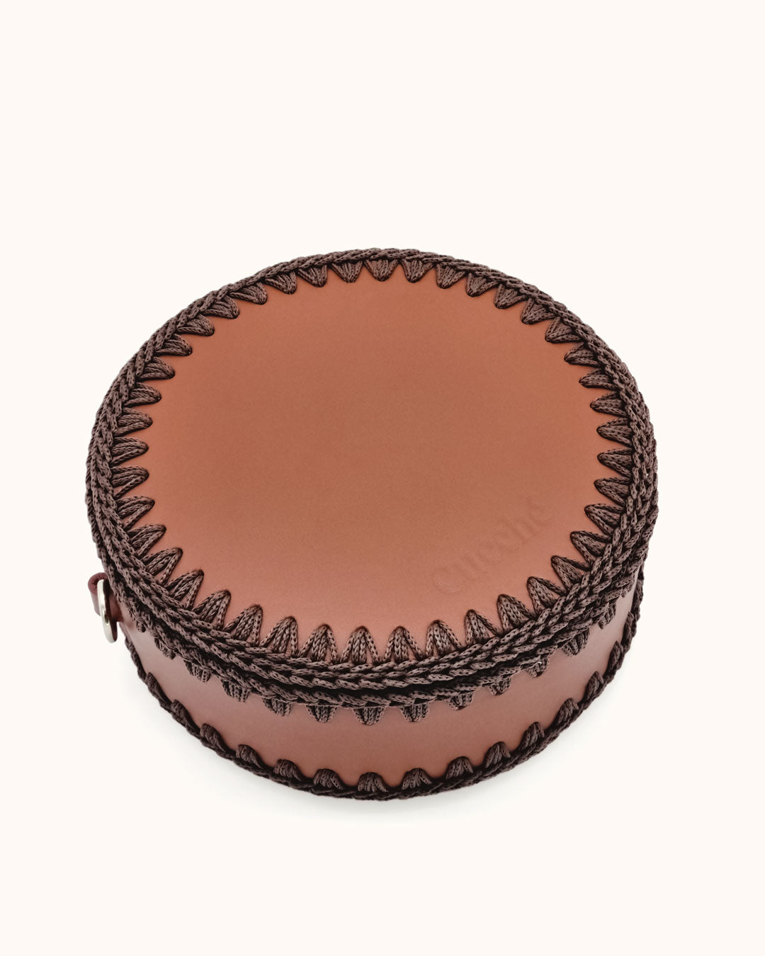 Bolso redondo pequeño artesanal marrón de cuero y crochet hecho a mano por Cueché