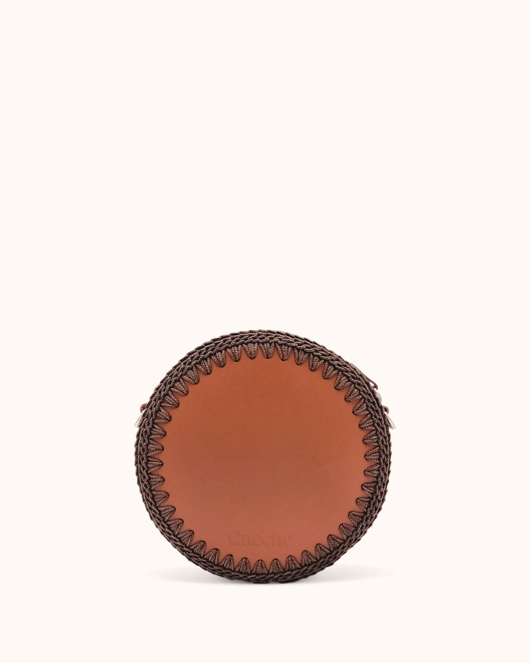 Bolso redondo pequeño artesanal marrón de cuero y crochet hecho a mano por Cueché