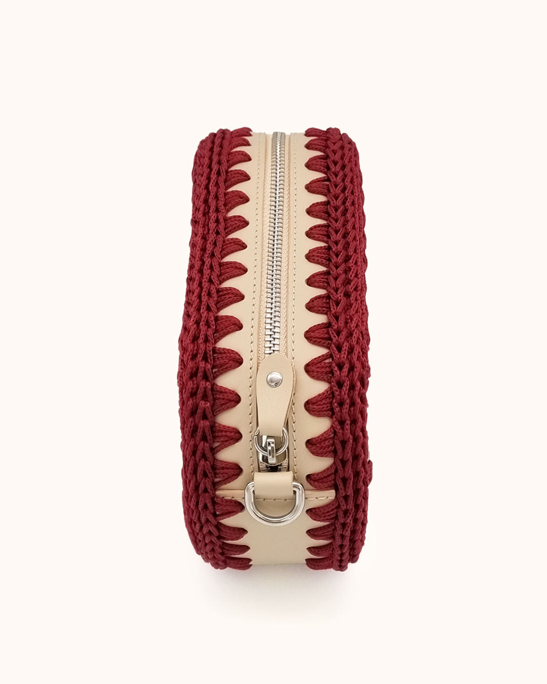 Bolso ovalado pequeño artesanal beige de cuero y crochet hecho a mano por Cueché