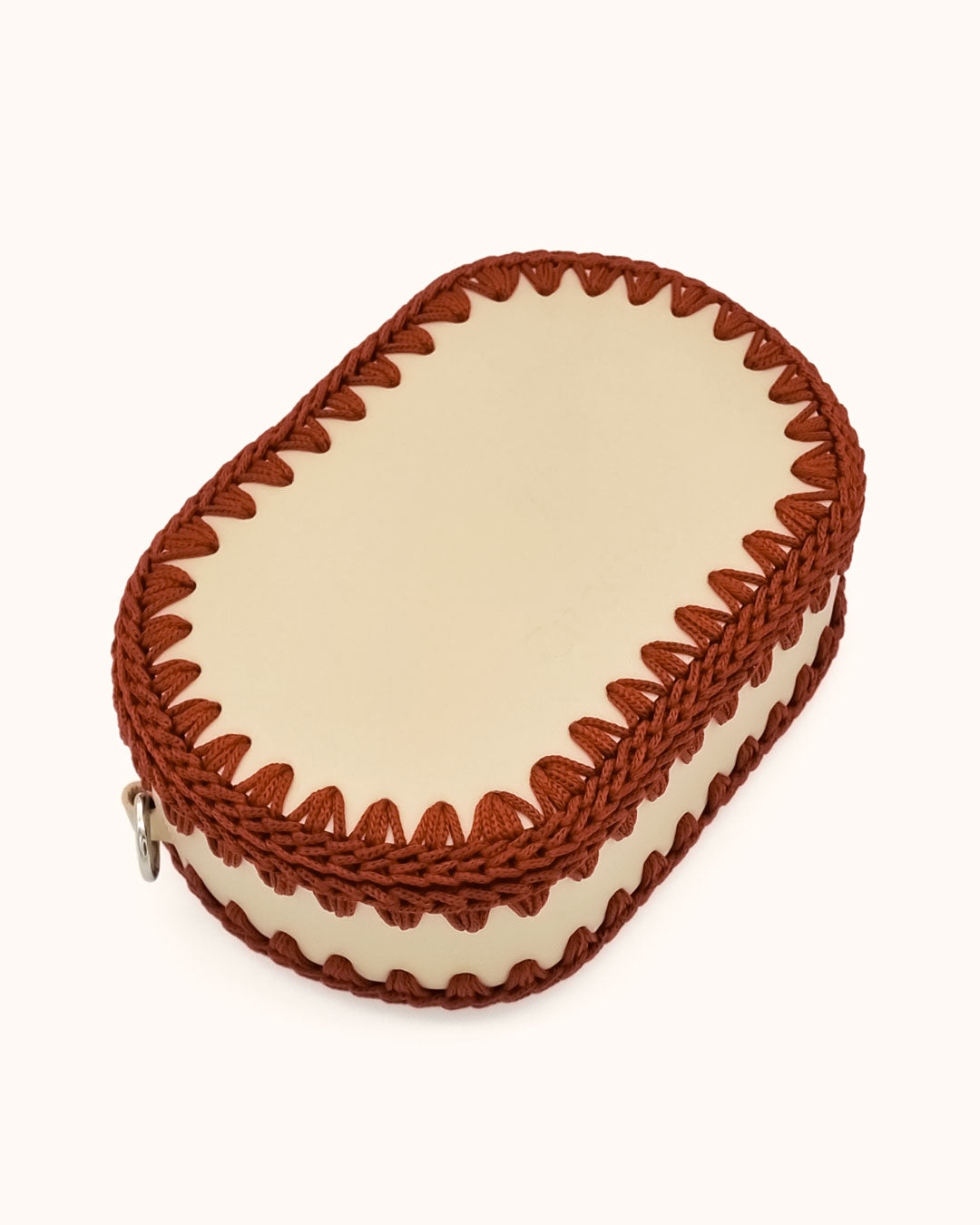 Bolso ovalado pequeño artesanal beige de cuero y crochet hecho a mano por Cueché