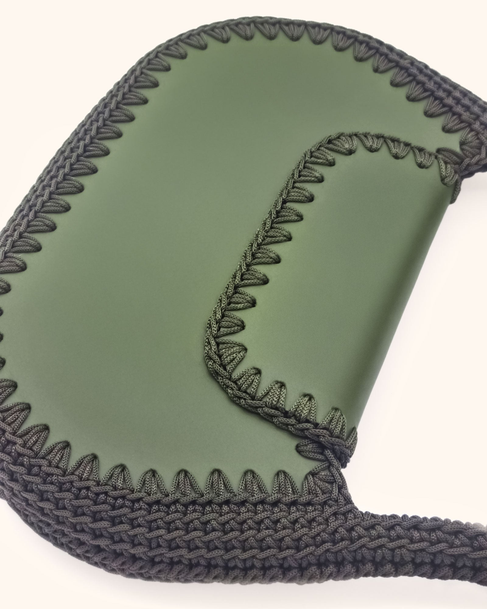 Bolso hobo mediano Daria en color verde, artesanal, de cuero y crochet hecho a mano por Cueché