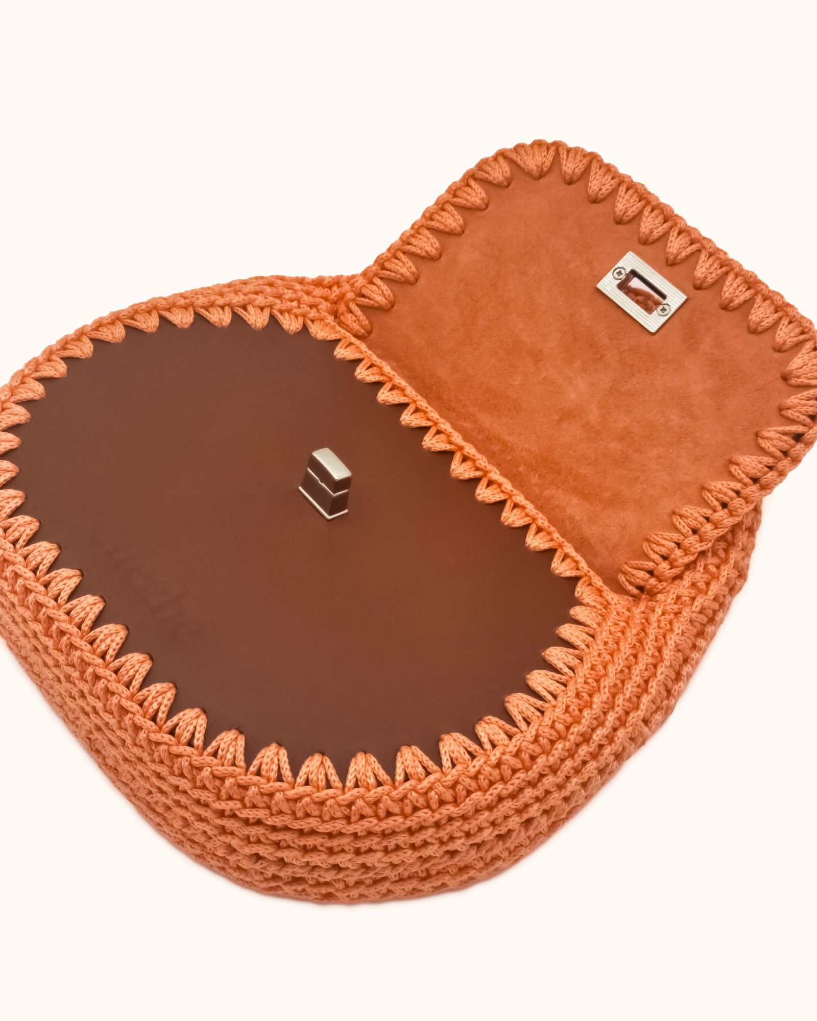 Bolso hobo pequeño Daria en color marrón, artesanal, de cuero y crochet hecho a mano por Cueché