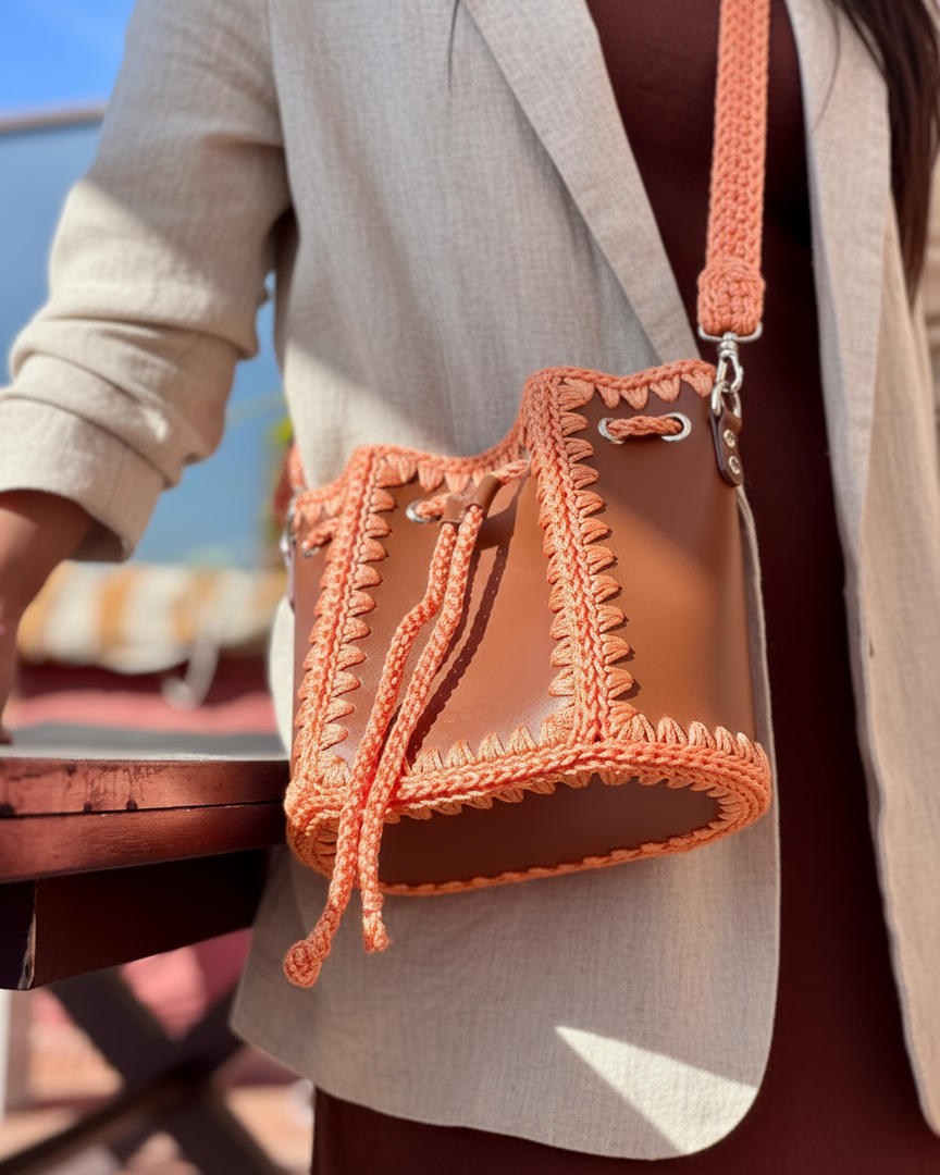 Bolso bombonera mediano artesanal Olga M marrón y naranja de cuero y crochet - Hecho a mano por Cueché