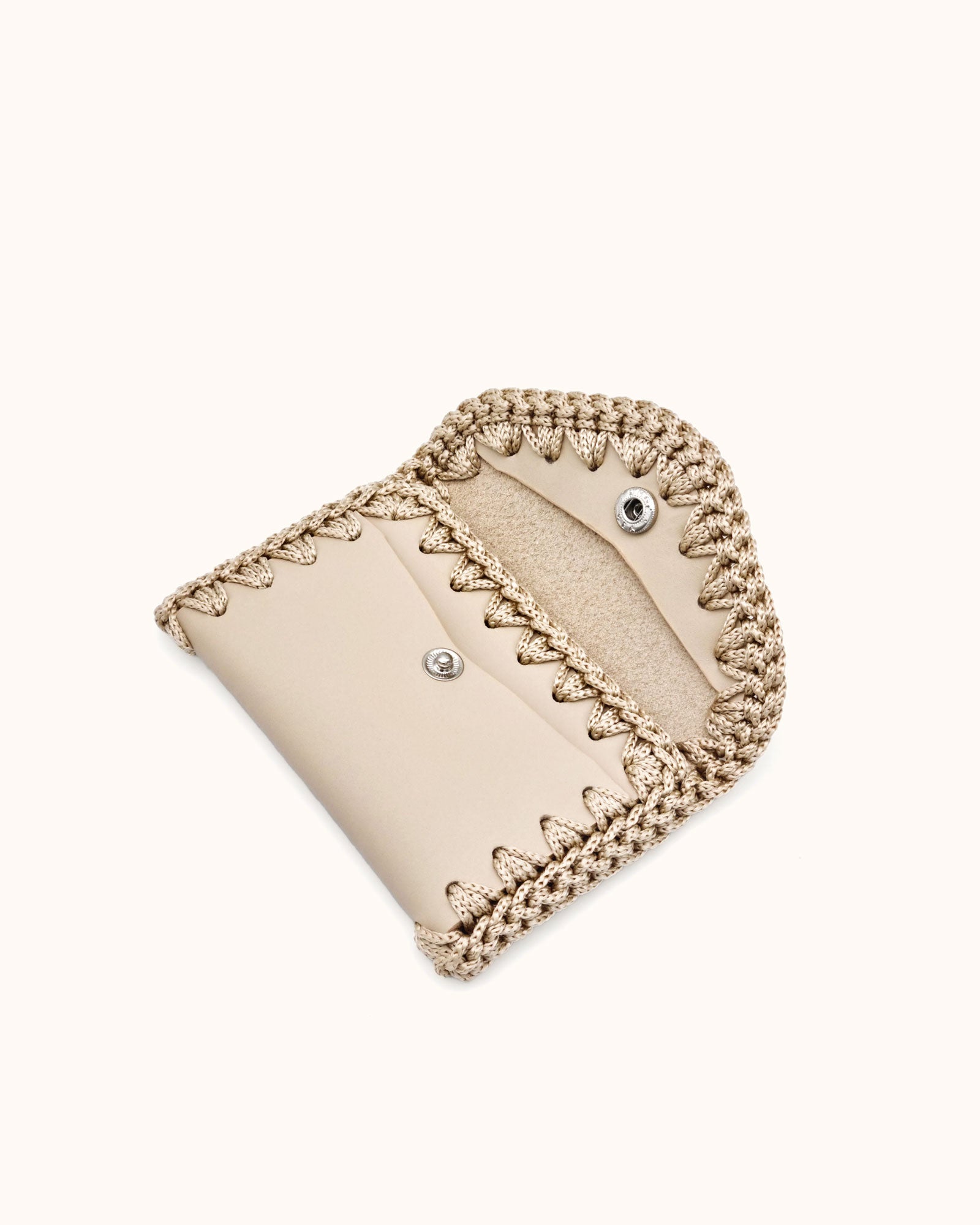 Monedero tarjetero artesanal beige de cuero y crochet hecho a mano – Cueché