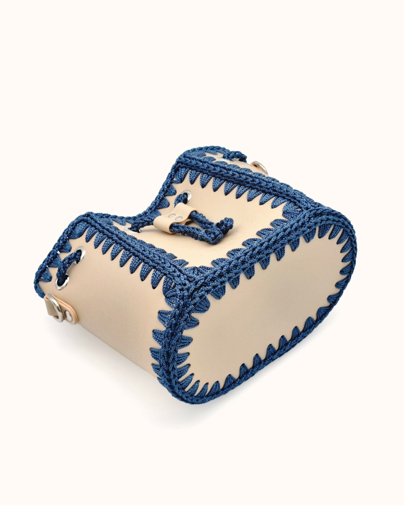 Bolso bombonera pequeño artesanal Olga S beige y azul de cuero y crochet - Hecho a mano por Cueché