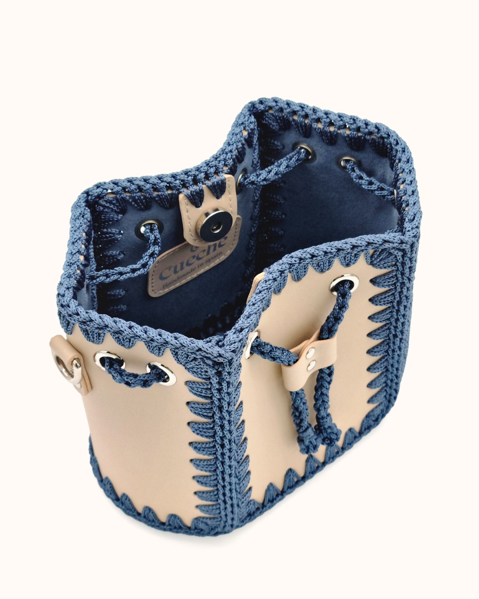 Bolso bombonera pequeño artesanal Olga S beige y azul de cuero y crochet - Hecho a mano por Cueché