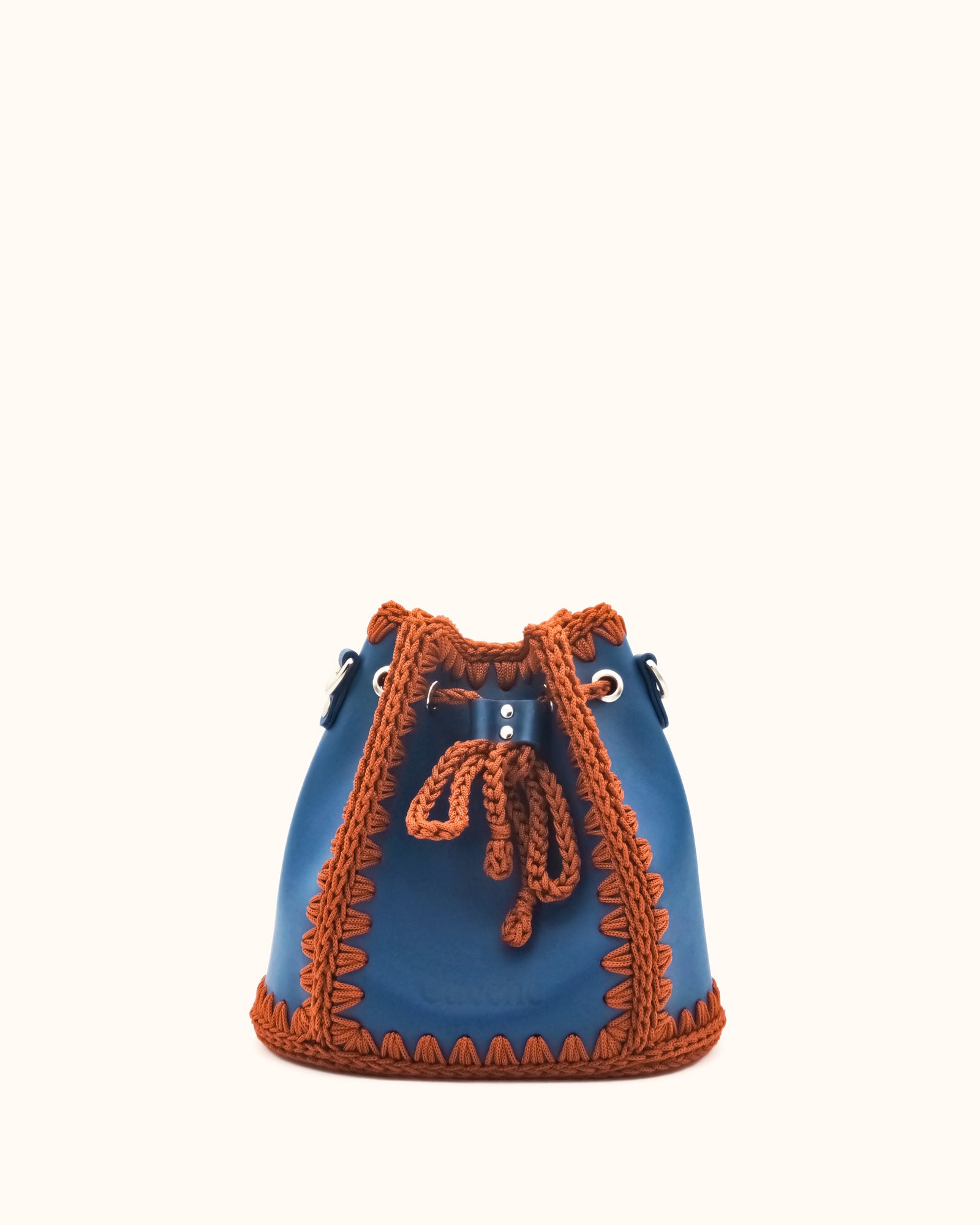 Bolso bombonera mediano artesanal Olga M azul y marrón de cuero y crochet - Hecho a mano por Cueché