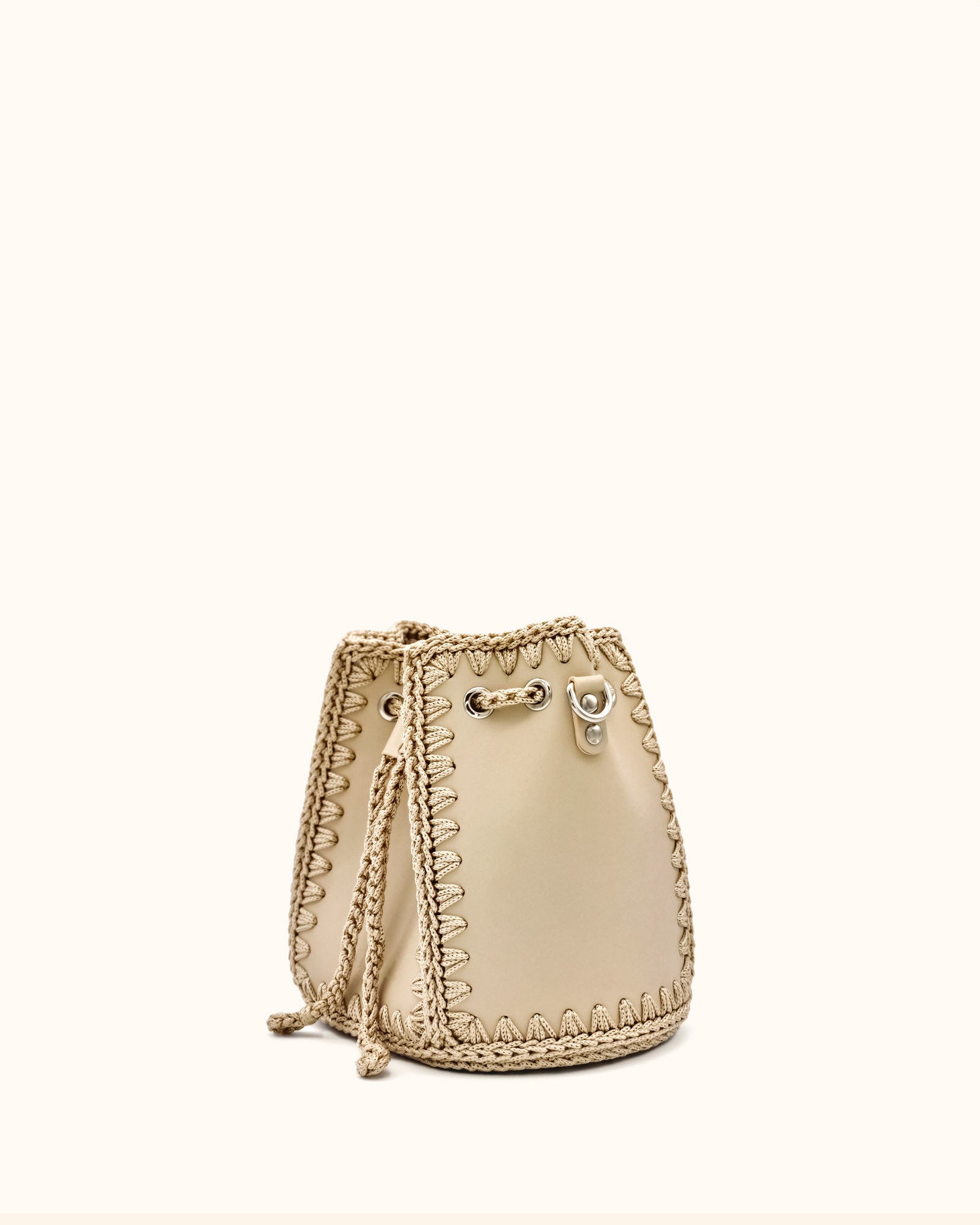Bolso bombonera mediano artesanal Olga M beige de cuero y crochet - Hecho a mano por Cueché