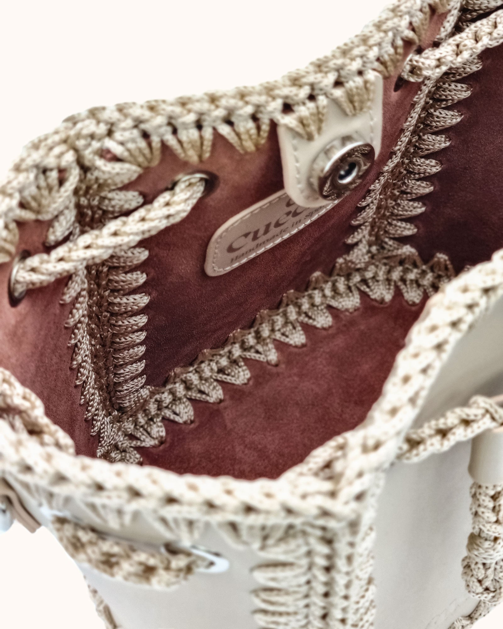 Bolso bombonera mediano artesanal Olga M beige de cuero y crochet - Hecho a mano por Cueché