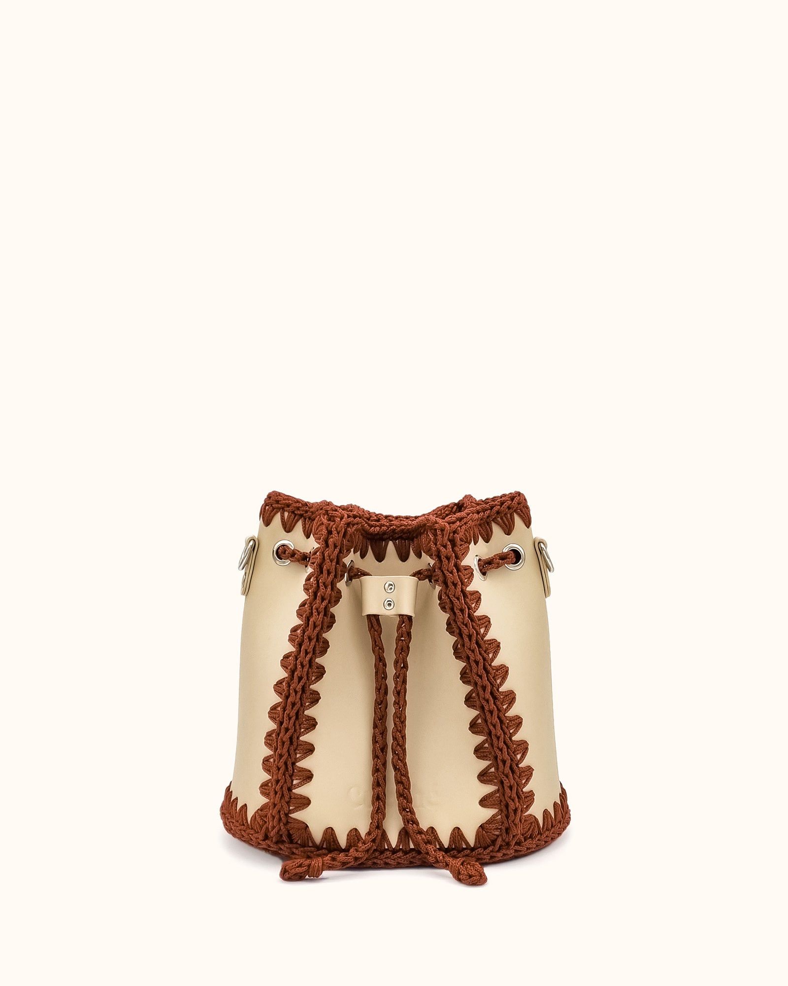 Bolso bombonera mediano artesanal Olga M beige y marron de cuero y crochet - Hecho a mano por Cueché