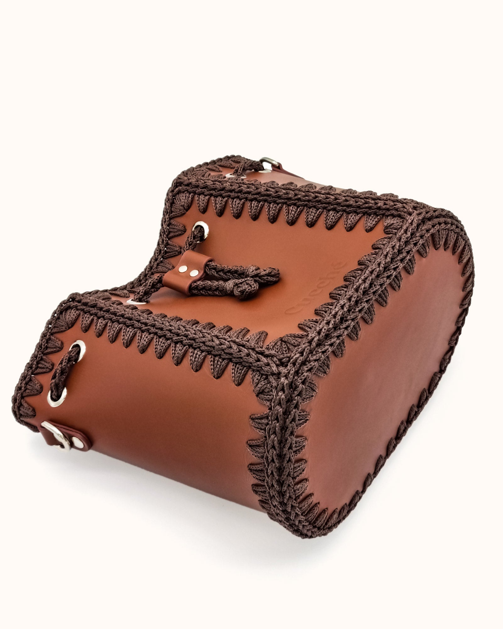 Bolso bombonera mediano artesanal Olga M marrón y chocolate de cuero y crochet - Hecho a mano por Cueché