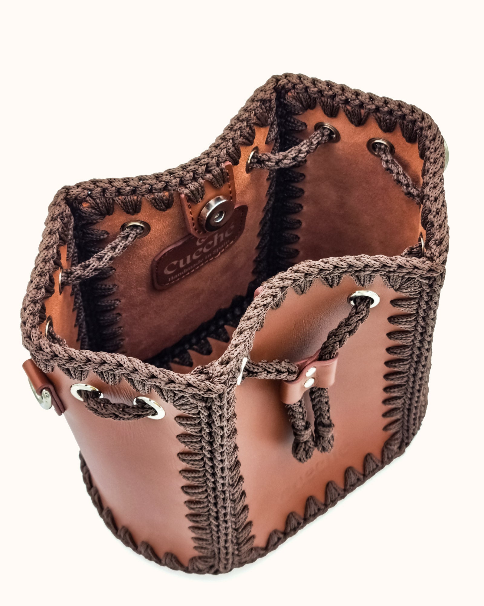 Bolso bombonera mediano artesanal Olga M marrón y chocolate de cuero y crochet - Hecho a mano por Cueché