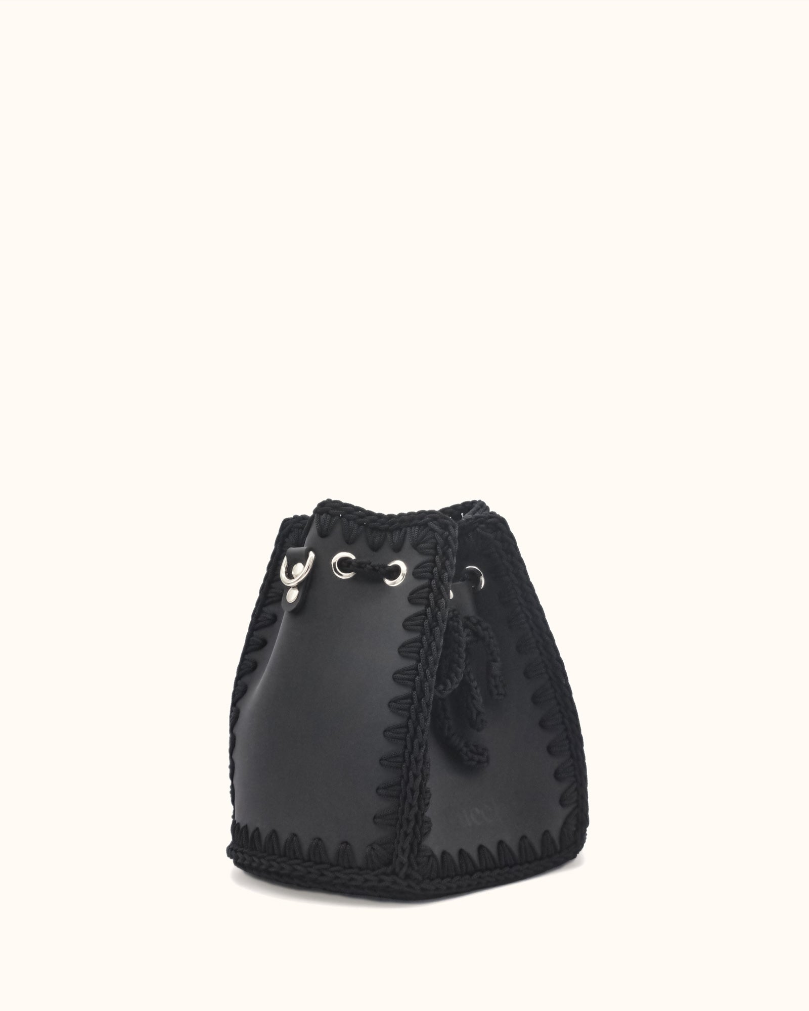 Bolso bombonera mediano artesanal Olga M negro de cuero y crochet - Hecho a mano por Cueché