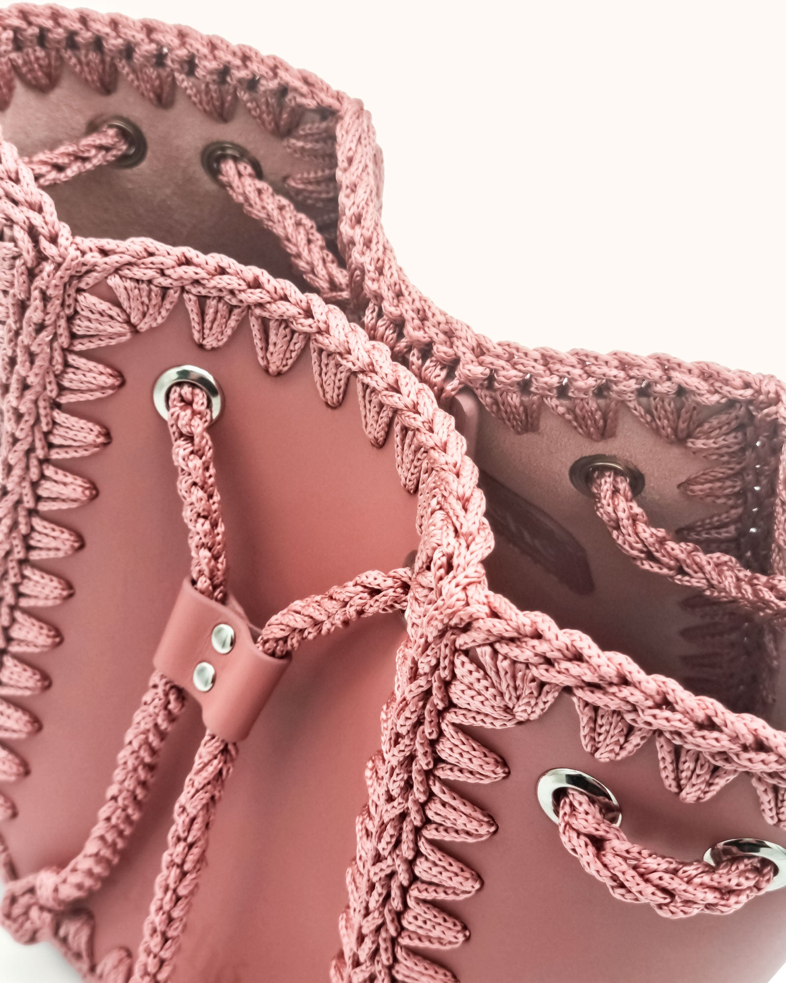 Bolso bombonera mediano artesanal Olga M rosa de cuero y crochet - Hecho a mano por Cueché