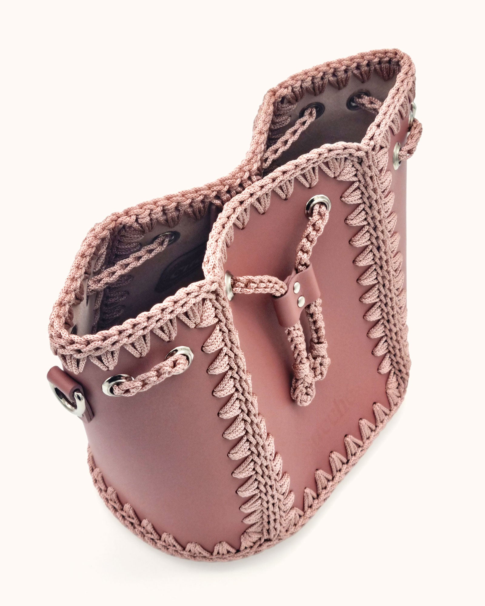 Bolso bombonera mediano artesanal Olga M rosa de cuero y crochet - Hecho a mano por Cueché