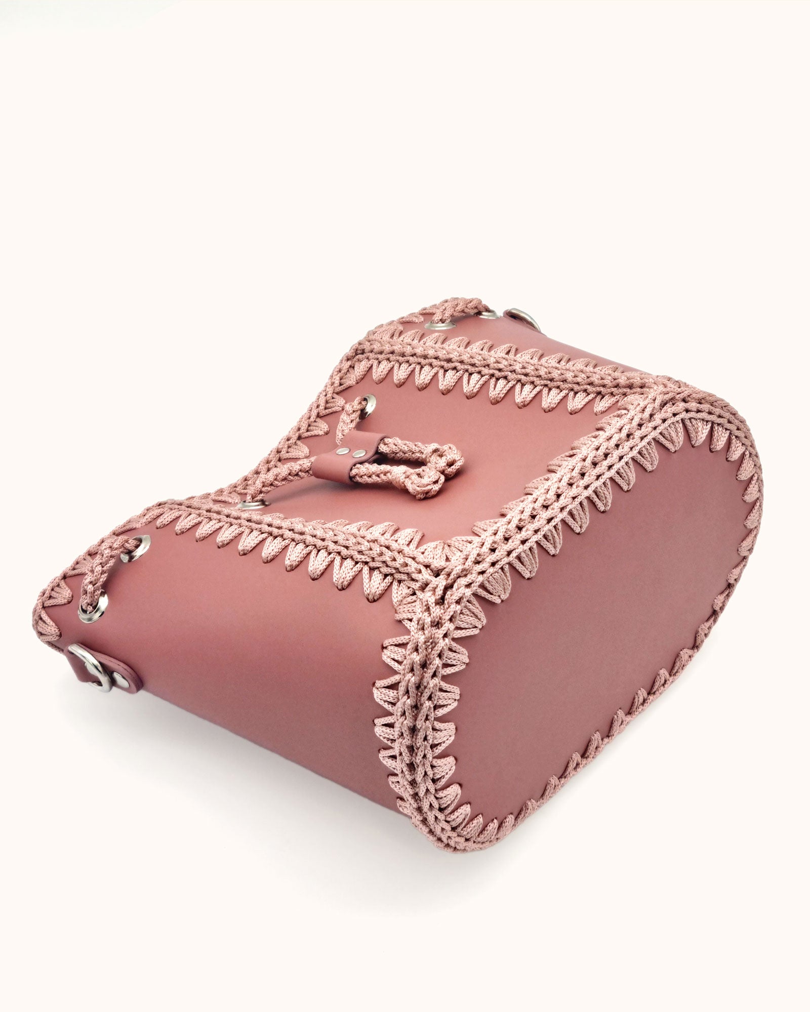 Bolso bombonera mediano artesanal Olga M rosa de cuero y crochet - Hecho a mano por Cueché