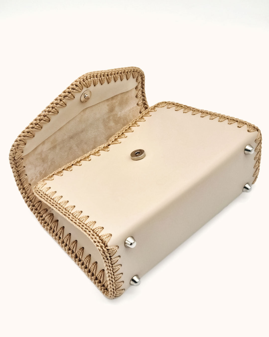 Bolso mediano tipo satchel Sofía M en color beige, artesanal, de cuero con crochet hecho a mano por Cueché