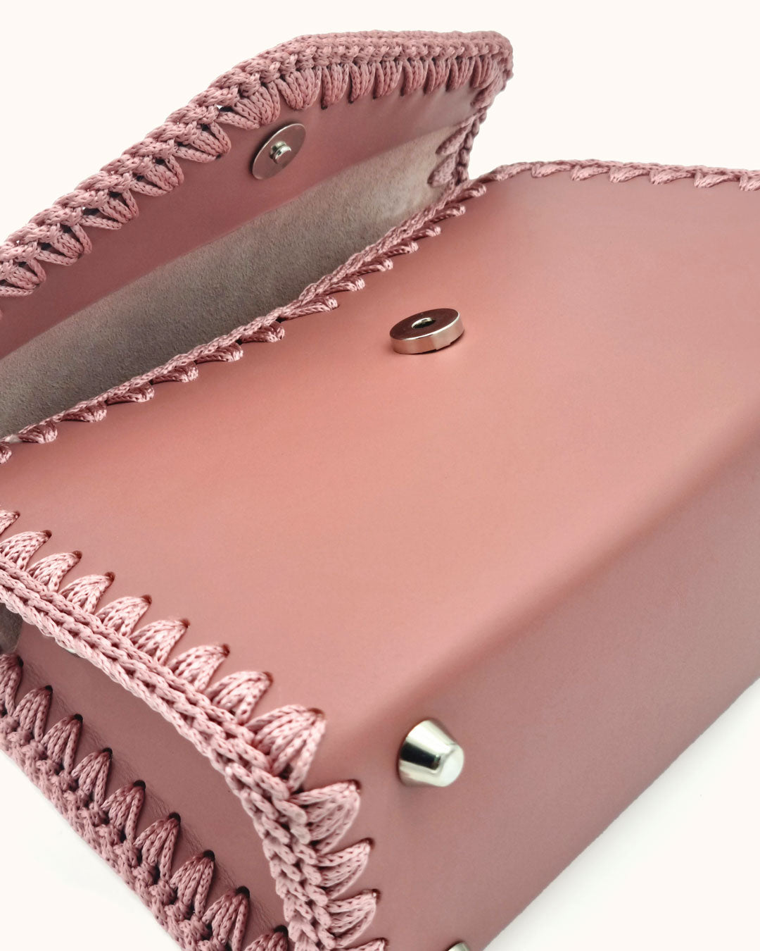 Bolso mediano tipo satchel Sofía M en color rosa, artesanal, de cuero con crochet hecho a mano por Cueché