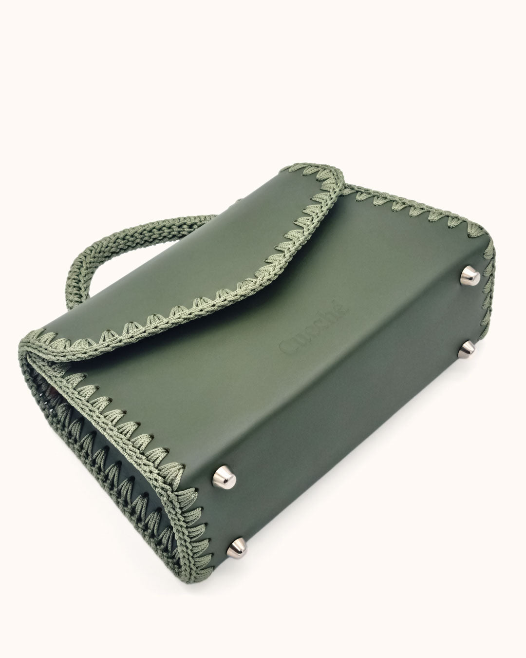 Bolso mediano tipo satchel Sofía M en color verde oliva, artesanal, de cuero con crochet hecho a mano por Cueché