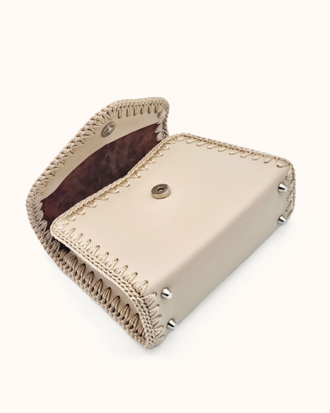 Bolso pequeño tipo satchel Sofía S en color beige, artesanal, de cuero con crochet hecho a mano por Cueché