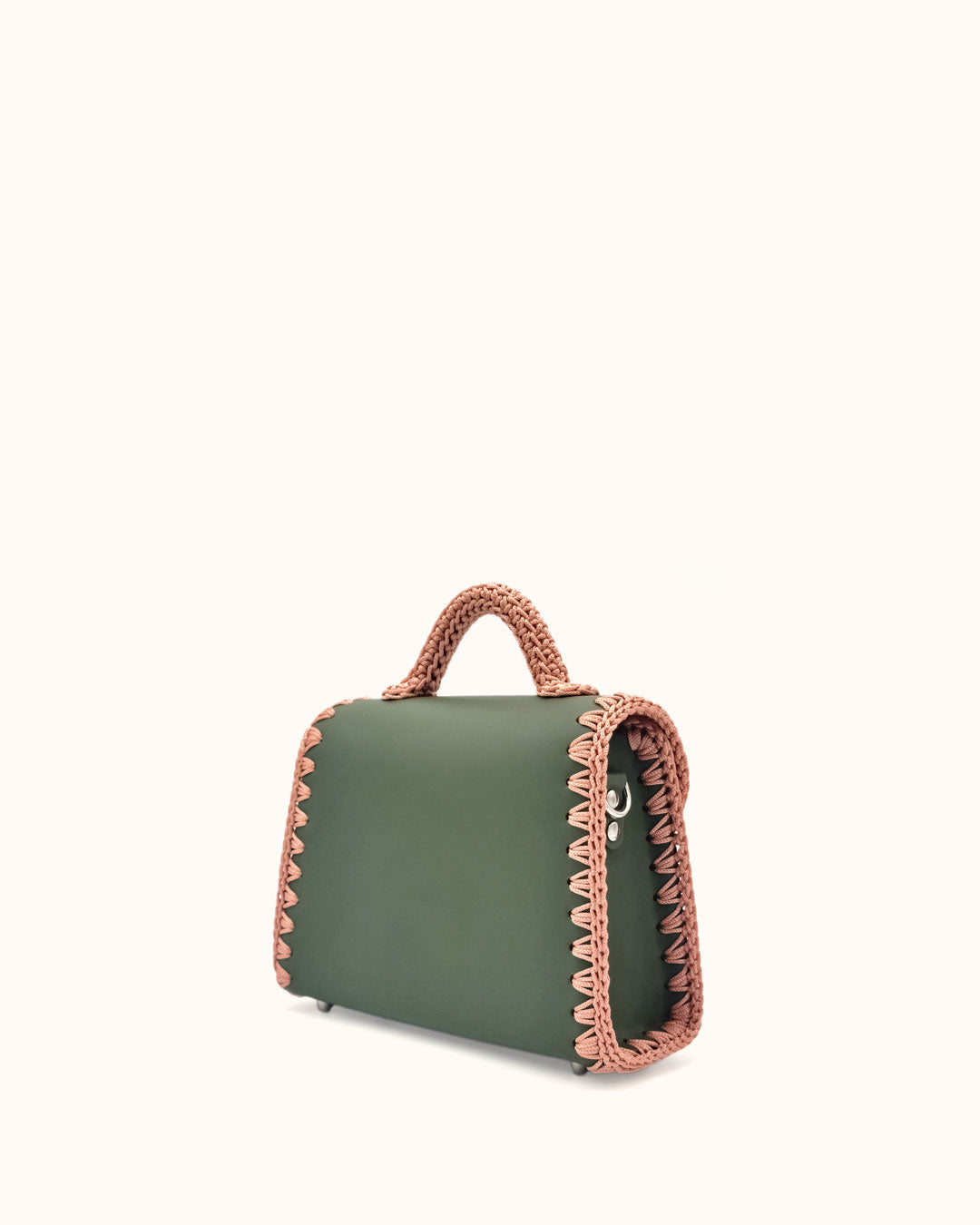 Bolso pequeño tipo satchel Sofía S en color verde, artesanal, de cuero con crochet hecho a mano por Cueché