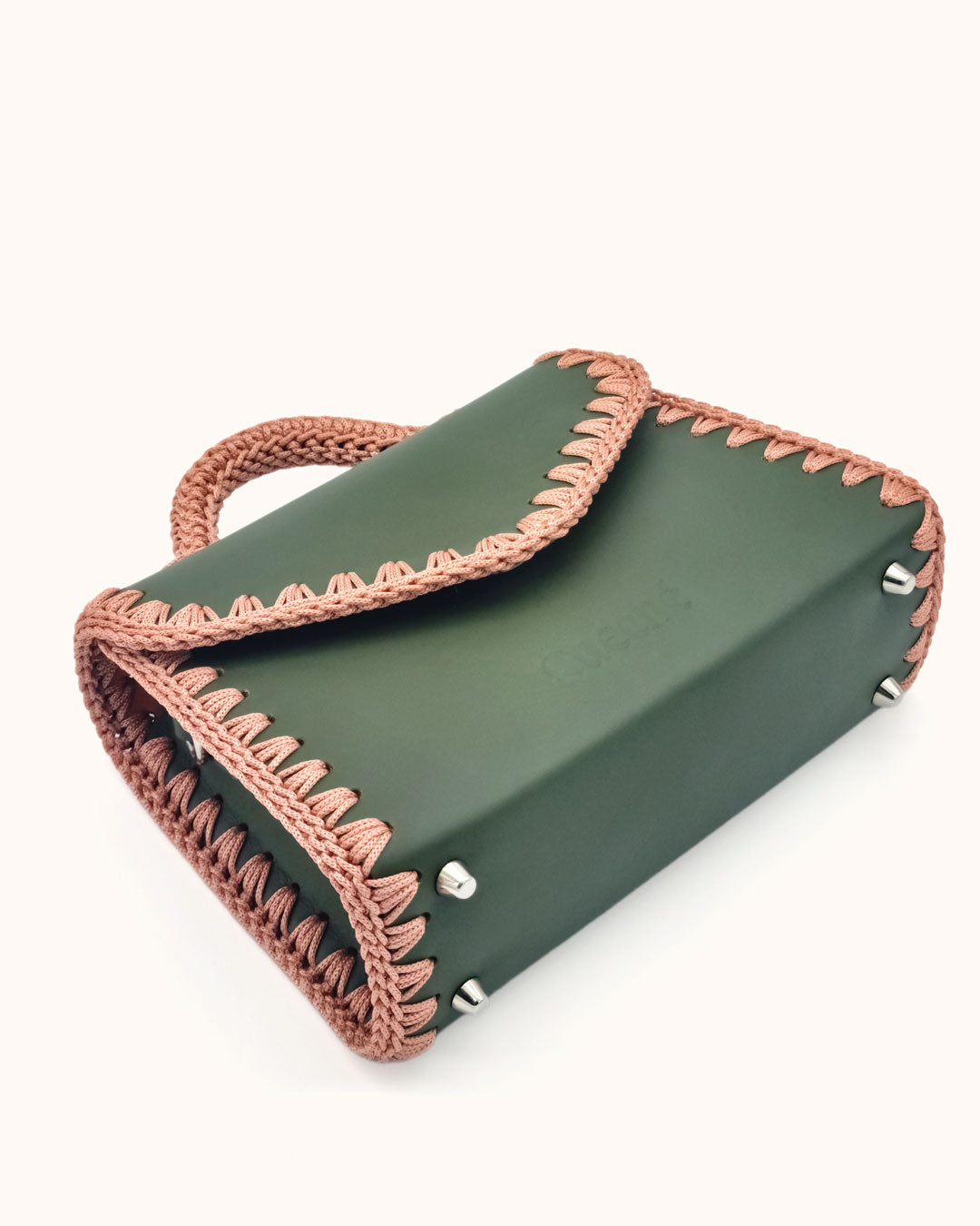 Bolso pequeño tipo satchel Sofía S en color verde, artesanal, de cuero con crochet hecho a mano por Cueché