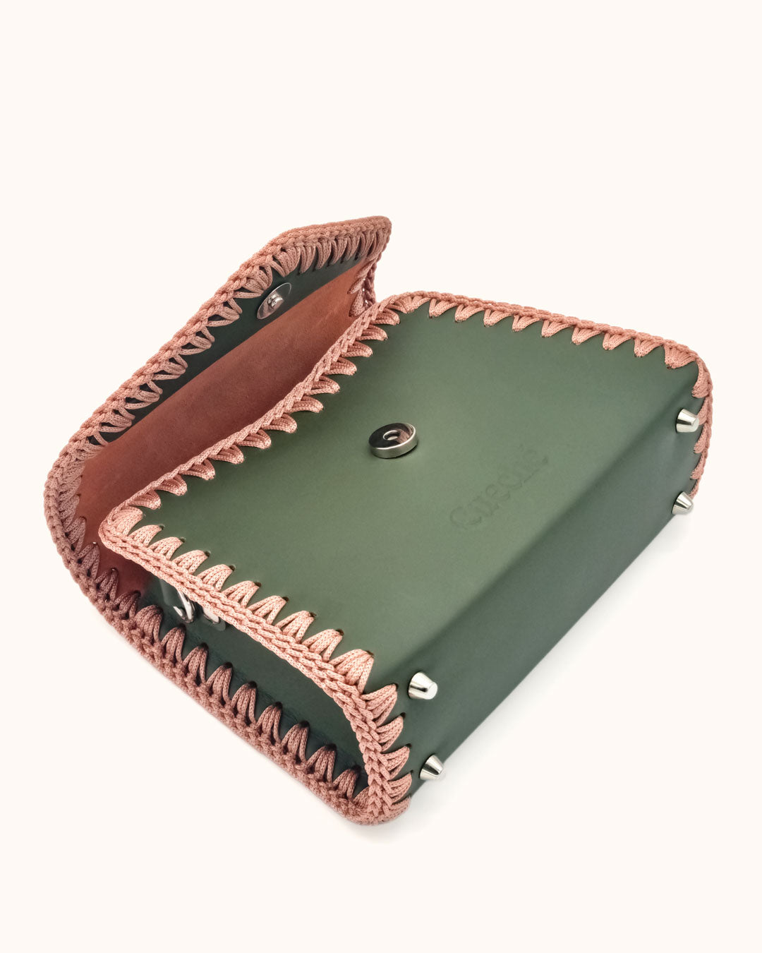 Bolso pequeño tipo satchel Sofía S en color verde, artesanal, de cuero con crochet hecho a mano por Cueché