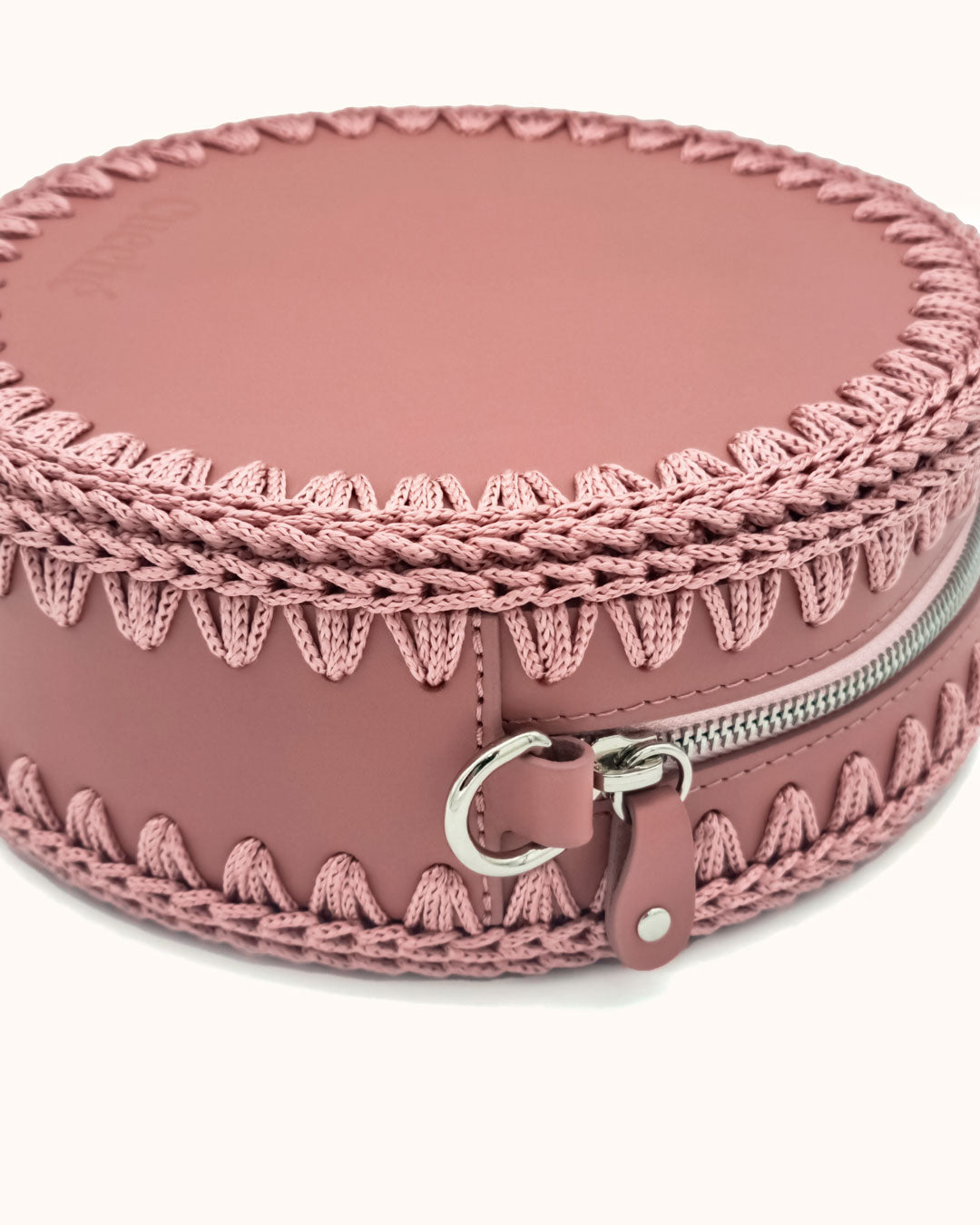 Bolso redondo pequeño artesanal rosa de cuero y crochet hecho a mano por Cueché