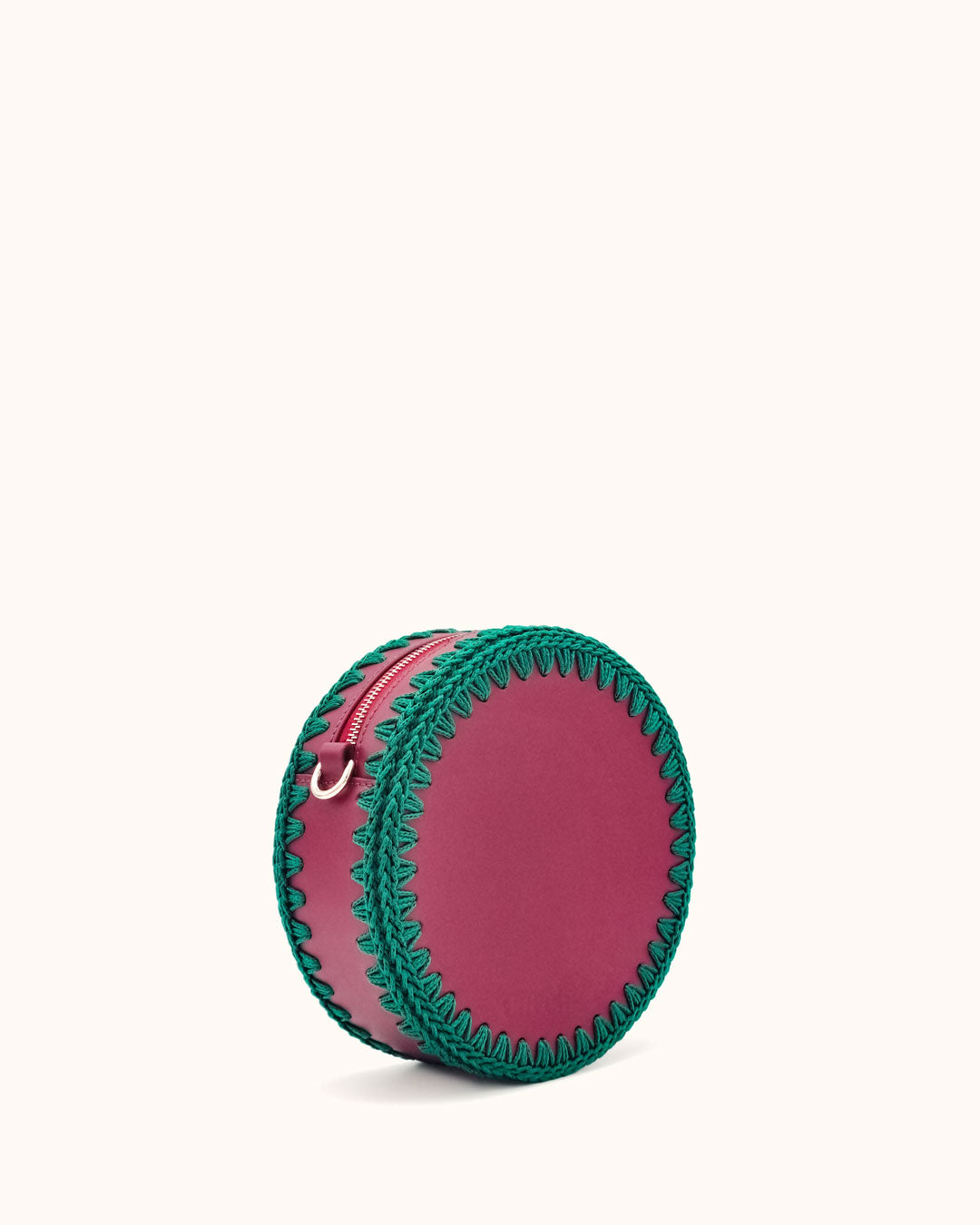 Bolso redondo pequeño artesanal burdeos y verde de cuero y crochet hecho a mano por Cueché