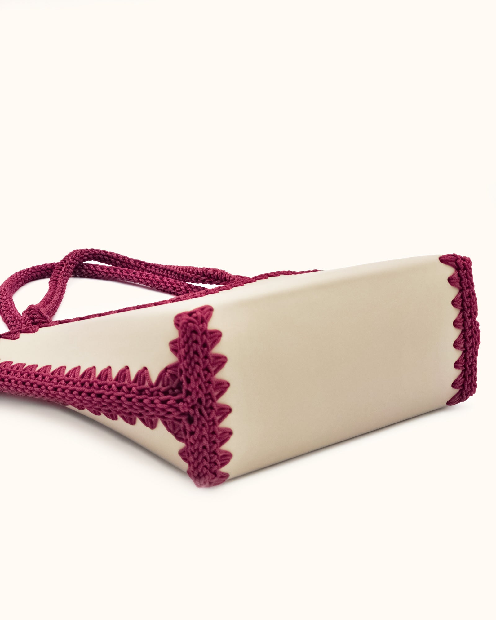 Bolso shopper mediano artesanal Tatyana M beige y burdeos de cuero y crochet - Hecho a mano por Cueché