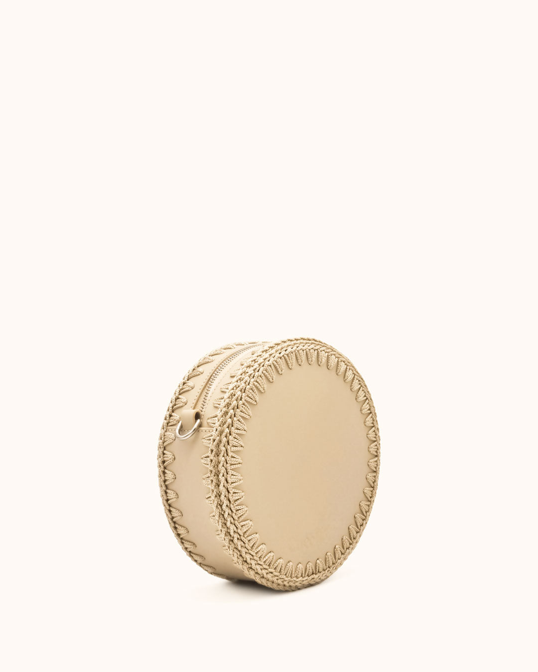 Bolso redondo pequeño artesanal beige de cuero y crochet hecho a mano por Cueché